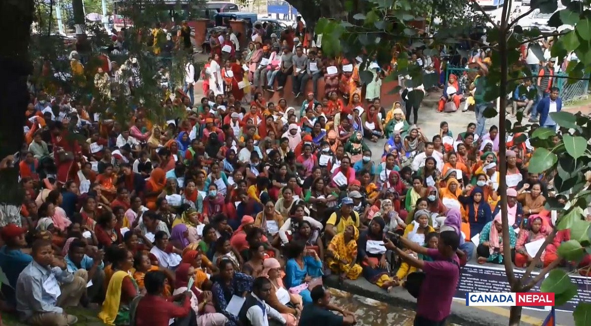 लघुवित्त पीडितद्वारा सिंहदरबार घेराउ [तस्बिरहरु ]